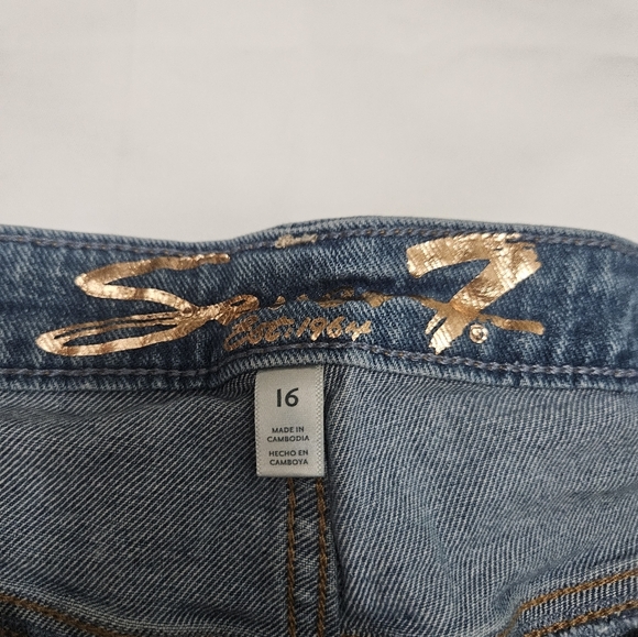 Seven Distressed Light Wash Straight Leg Jeans! - Picture 3 of 7